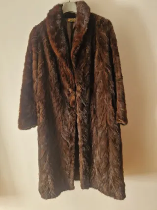 Abrigo de piel marrón