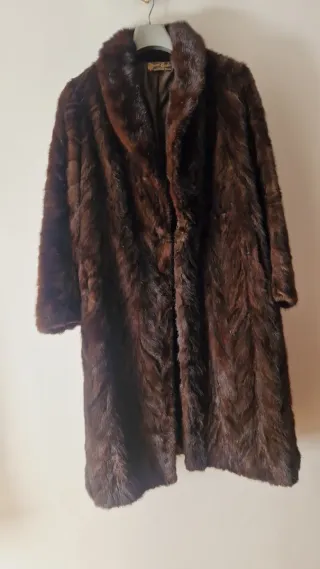 Abrigo de piel marrón