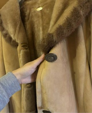 Cappotto in pelle scamosciata con pelliccia