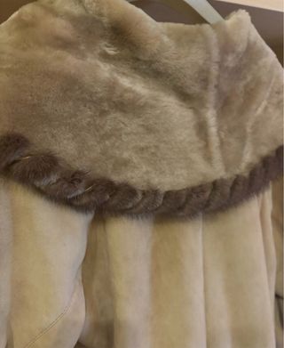 Cappotto in pelle scamosciata con pelliccia