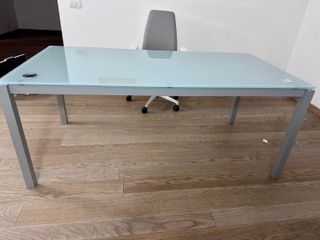 Scrivania in vetro temperato e acciaio