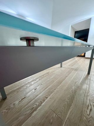 Scrivania in vetro temperato e acciaio