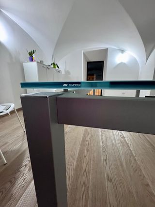 Scrivania in vetro temperato e acciaio