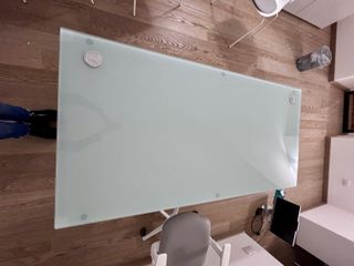 Scrivania in vetro temperato e acciaio