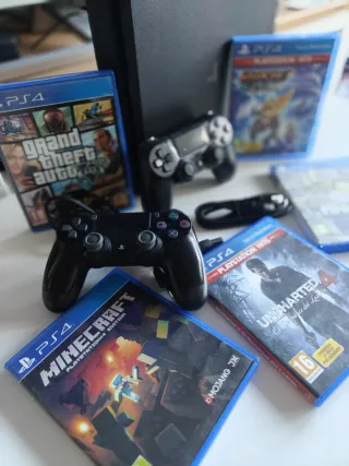 PS4 Slim Negra + 2 Mandos + 5 Juegos