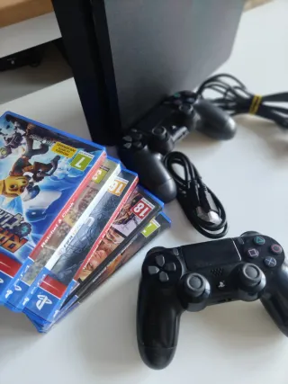 PS4 Slim Negra + 2 Mandos + 5 Juegos