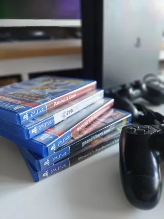 PS4 Slim Negra + 2 Mandos + 5 Juegos