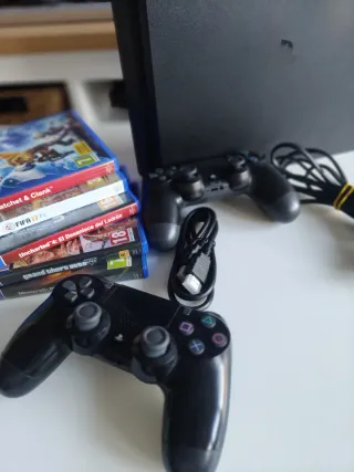 PS4 Slim Negra + 2 Mandos + 5 Juegos