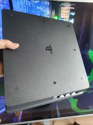 PS4 Slim Negra + 2 Mandos + 5 Juegos