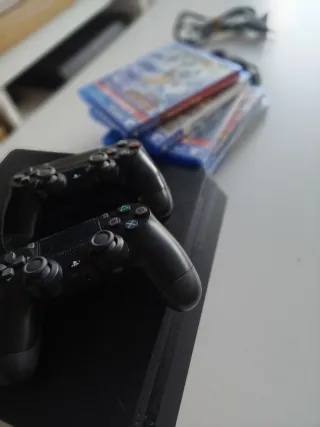 PS4 Slim Negra + 2 Mandos + 5 Juegos