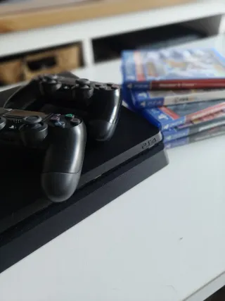 PS4 Slim Negra + 2 Mandos + 5 Juegos