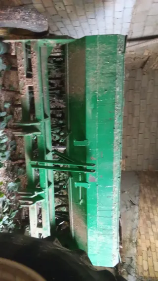 Sembradora agrícola verde