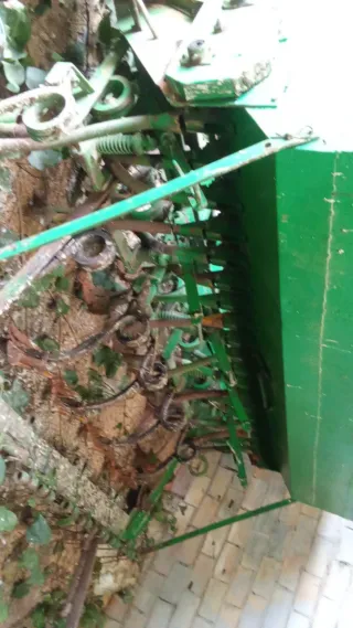 Sembradora agrícola verde