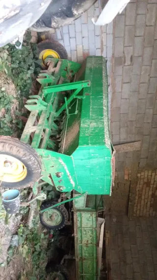 Sembradora agrícola verde