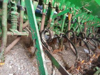 Sembradora agrícola verde Tiene 18 chorros
