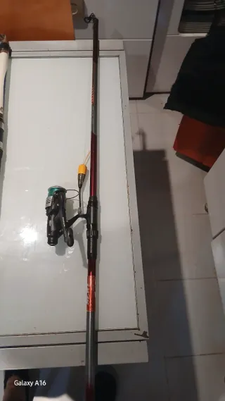 Caña de pescar con carrete