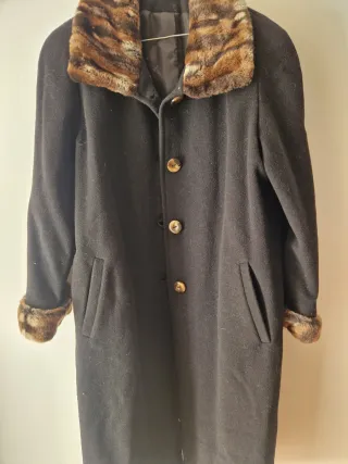 Abrigo de cachemira negro con detalles