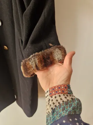 Abrigo de cachemira negro con detalles