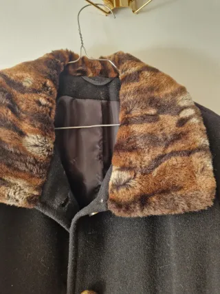 Abrigo de cachemira negro con detalles