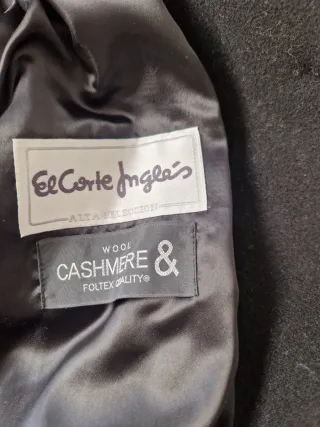 Abrigo de cachemira negro con detalles