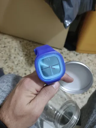 Reloj analógico azul y plateado