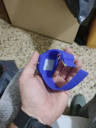 Reloj analógico azul y plateado