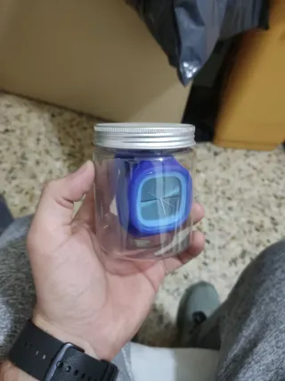 Reloj analógico azul y plateado