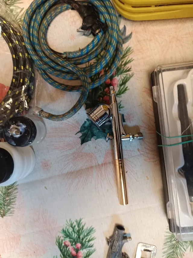 Aerógrafo, compresor, recambios y libro