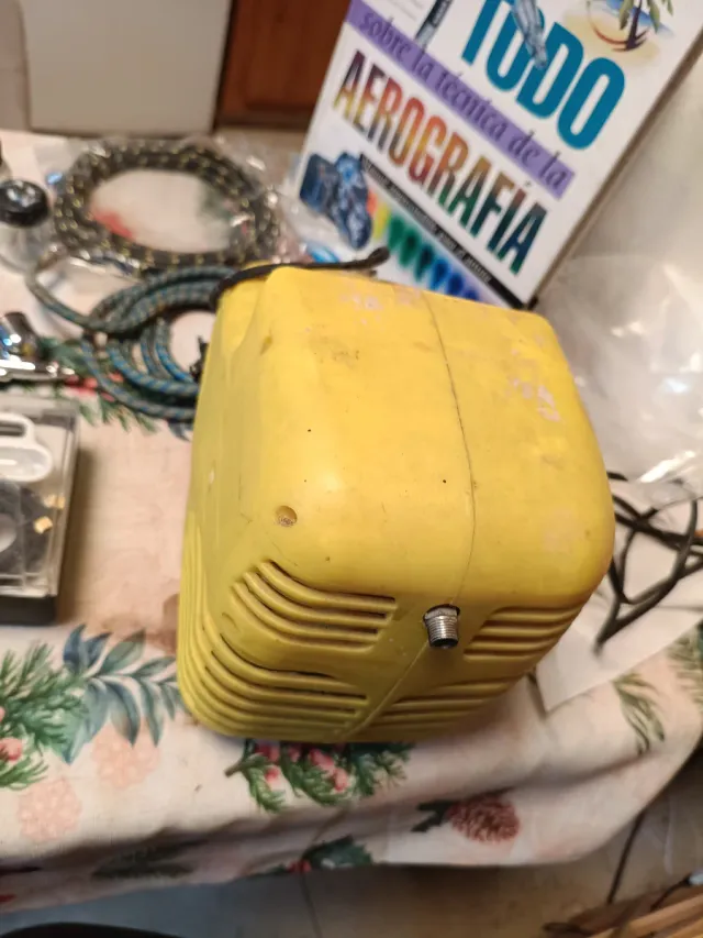 Aerógrafo, compresor, recambios y libro