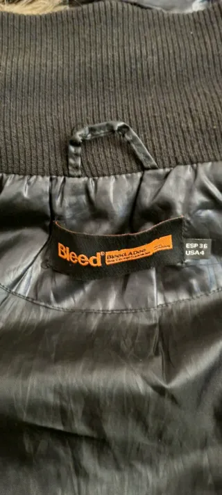 Chaleco negro con capucha y pelo