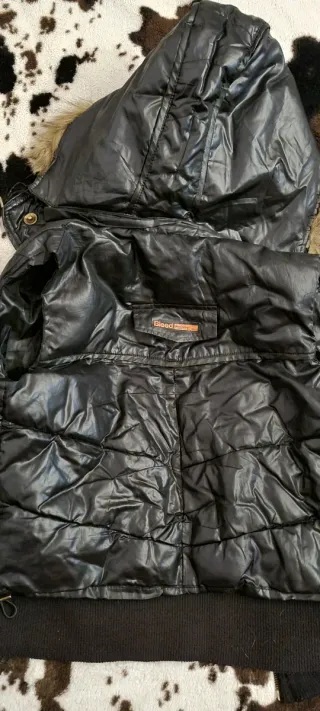 Chaleco negro con capucha y pelo