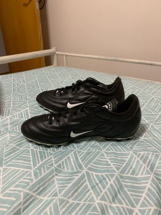 Botas de fútbol Nike negras