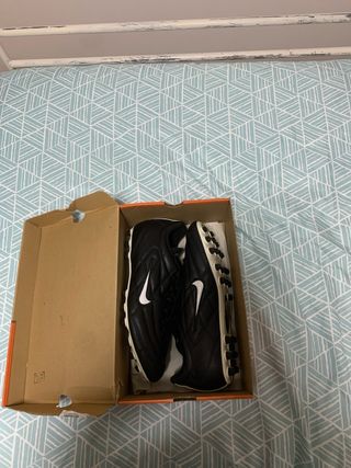 Botas de fútbol Nike negras