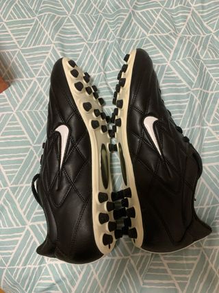 Botas de fútbol Nike negras