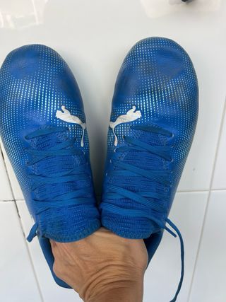 Zapatos de fútbol Puma azules con tacos