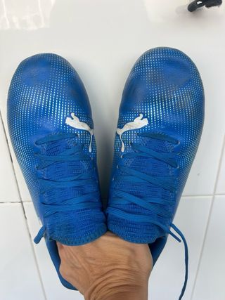 Zapatos de fútbol Puma azules con tacos