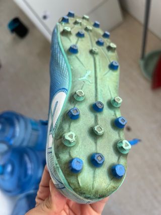 Zapatos de fútbol Puma azules con tacos