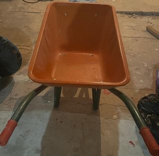 Carretilla de obra naranja