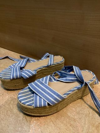 Sandalias plataforma lazos azul y blanco