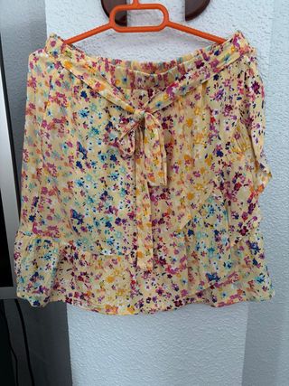 Falda corta floral amarilla con lazada