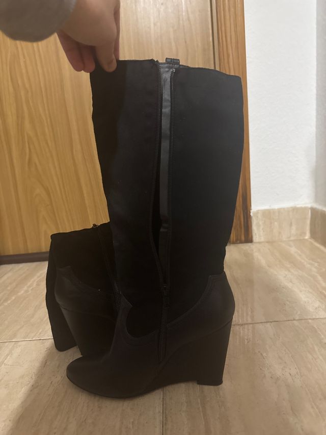 Botas altas negras con cuña