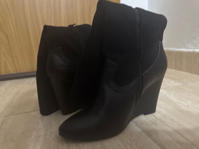 Botas altas negras con cuña