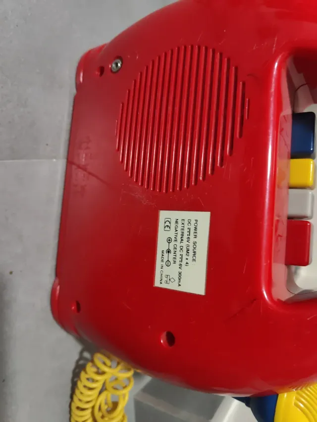 Reproductor de música infantil rojo antiguo