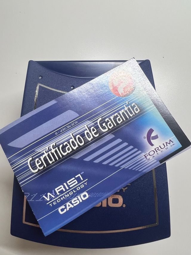 Caja de reloj Casio azul y plateada