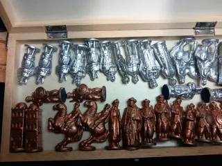 Scacchiera in legno e pedine in rame