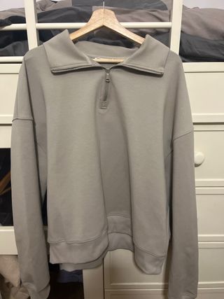 Jersey gris con cremallera