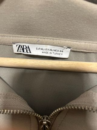 Jersey gris con cremallera