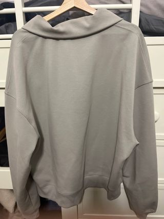 Jersey gris con cremallera