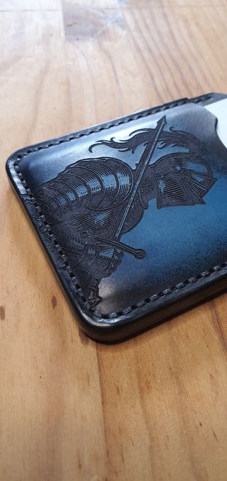 Tarjetero de cuero artesanal con diseño