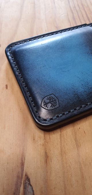 Tarjetero de cuero artesanal con diseño